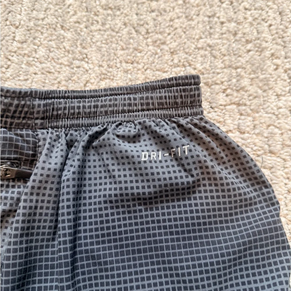 Nike Running Men's Gray and Black Running Shorts with Built in Liner size Large - Picture 5 of 9